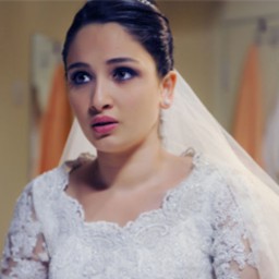 Gökçe Akyıldız as Aslı in Fatih Harbiye