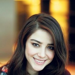 Özge Gürel as Öykü Acar in Kiraz Mevsimi