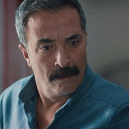 Mehmet Çepiç as Mithat in Sen Anlat Karadeniz