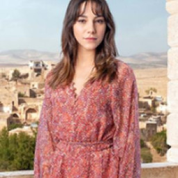 Dilin Döğer as Zerri̇n Albora in Uzak Şehir