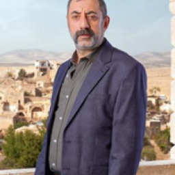 Nazmi̇ Kirik as Nadi̇m Baybars in Uzak Şehir