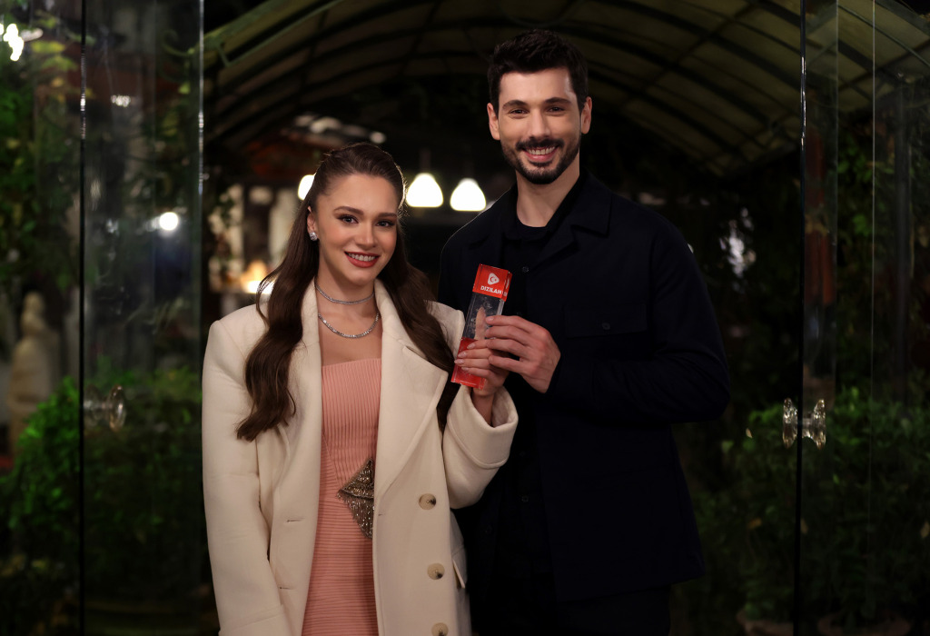 Best TV Series: Deniz Can Aktaş and Miray Daner Accept The Dizilah Güzel Award For 'Hudutsuz Sevda'