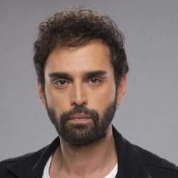 Özgün Çoban as Alper Kahraman in Kızlarım İçin