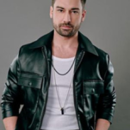 Alp Navruz as Kenan Akin