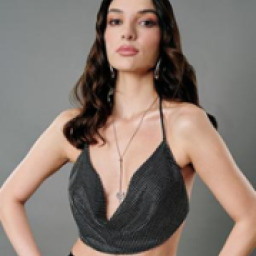 Damla Colbay as Özge Ceylan