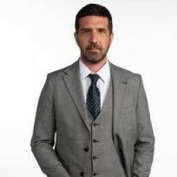 Barış Yalçın as Kadir Gümüşçü in Baş Belası