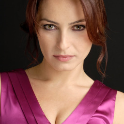 Ayça Bingöl as Gülümser
