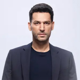 Murat Yıldırım as Serhat