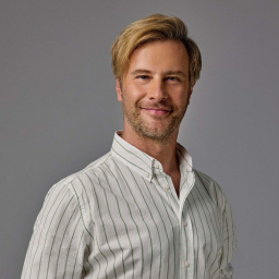 Özgür Çevik as Demir Arıkan