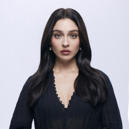Cemre Baysel as Zeynep