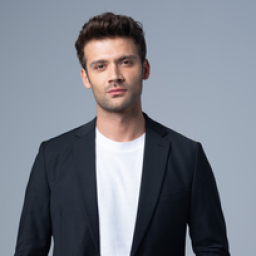 Caner Topçu as Barış Saygıner