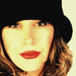 Nazlı Kar as Şule in Bodrum Masalı