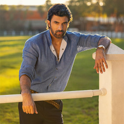 Engin Akyürek as Ömer