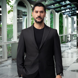 Uğur Güneş as Emir