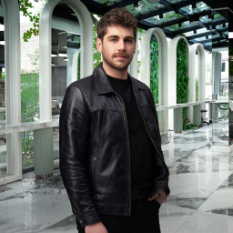 Emre Bey as Efe