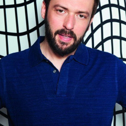 Okan Yalabık as Efe Gökaşan
