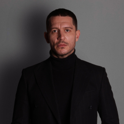 Uraz Kaygılaroğlu as Bozkurt Hanoğlu