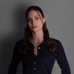 Ekin Aksoy as Pınar Esen in Yeraltı