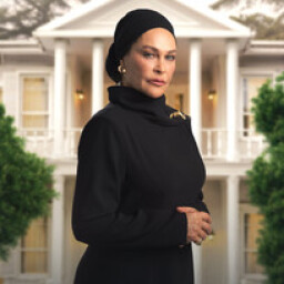Hülya Avsar as Fazilet