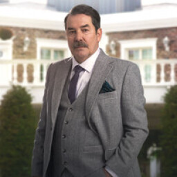 Fikret Kuşkan as Umur Karanoğlu