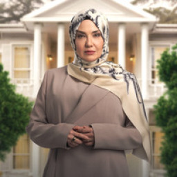 Deniz Uğur as Hümeyra in Aynı Yağmur Altında