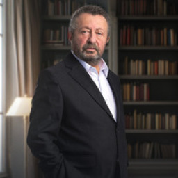 Erkan Can as Mürsel Duran in Aynı Yağmur Altında