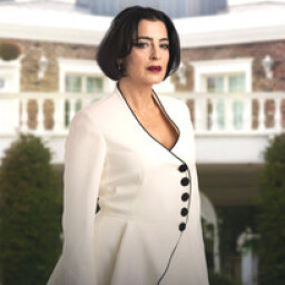 Mine Çayıroğlu as Tülin Karanoğlu in Aynı Yağmur Altında