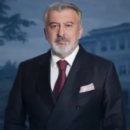 Hüseyin Avni Danyal as Esat Aldur