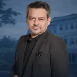 Gökhan Soylu as Hamdi Parsoğlu in Sevdiğim Sensin