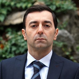Cem Uslu as Ceyhun Kömürcü in Baba