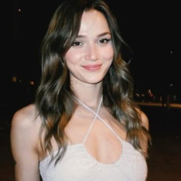 Ceren Ayruk as Leyla