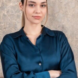 Ezgi Dalgiç as Sila in Daha 17