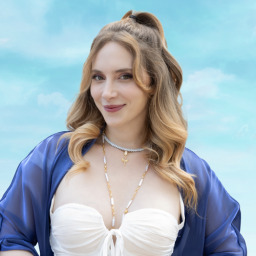 Hayal Köseoğlu as Melis