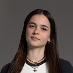 Helin Elveren as Deni̇z