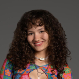 Berra Ahsen Uslu as Ezgi̇ in Daha 17
