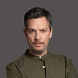Çağdaş Onur Öztürk as Serhat in Daha 17