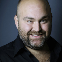 Serhan Ernak as Coşkun in Oyunbozan