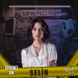 Damla Colbay as Selin
