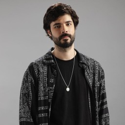 Genco Ozak as Metin Şengül