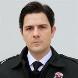 Kenan Ece as Murat Ünal