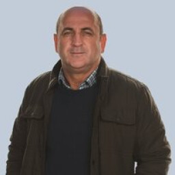 Murat Kılıç  as Ayhan Özcan