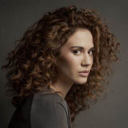 Ekin Türkmen as Zeynep Sönmez in Menekse ile Halil