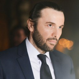 Ergün Demir as Erdinç in Fatih Harbiye