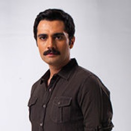 Yunus Emre Yıldırımer as Şinasi in Fatih Harbiye